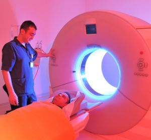 L'imagerie cérébrale suggère que de fortes doses de créatine ont été associées à une atrophie plus lente du cerveau chez les porteurs de la mutation MH.