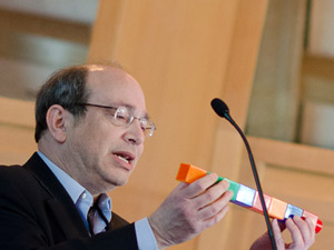 Neil Aronin utilise des blocs de Légo géants pour expliquer comment les médicaments de silençage génique pourraient se décomposer en molécules plus petites avec leurs propres effets secondaires.
