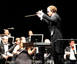La MH peut amener le striatum à devenir un orchestre sans chef d'orchestre. La stimulation cérébrale profonde vise à calmer l'activité chaotique du striatum en utilisant des impulsions électriques.  
