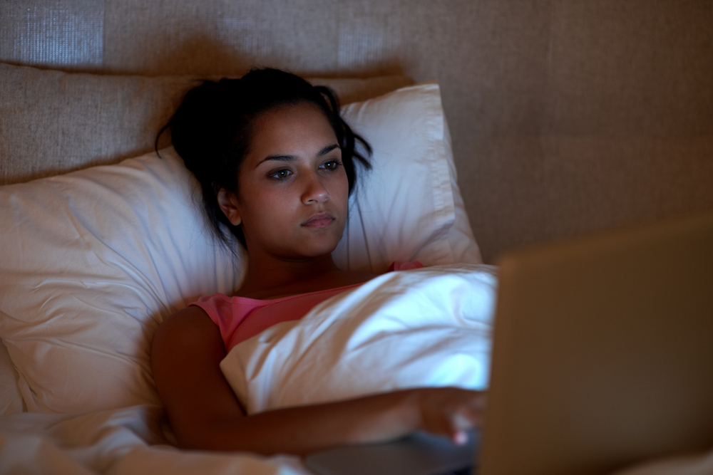 Tout faux ! Les ordinateurs ne doivent pas ĂȘtre dans la chambre, et les Ă©crans retro-Ă©clairĂ©s ne devraient pas ĂȘtre utilisĂ© pour lire avant de se coucher.