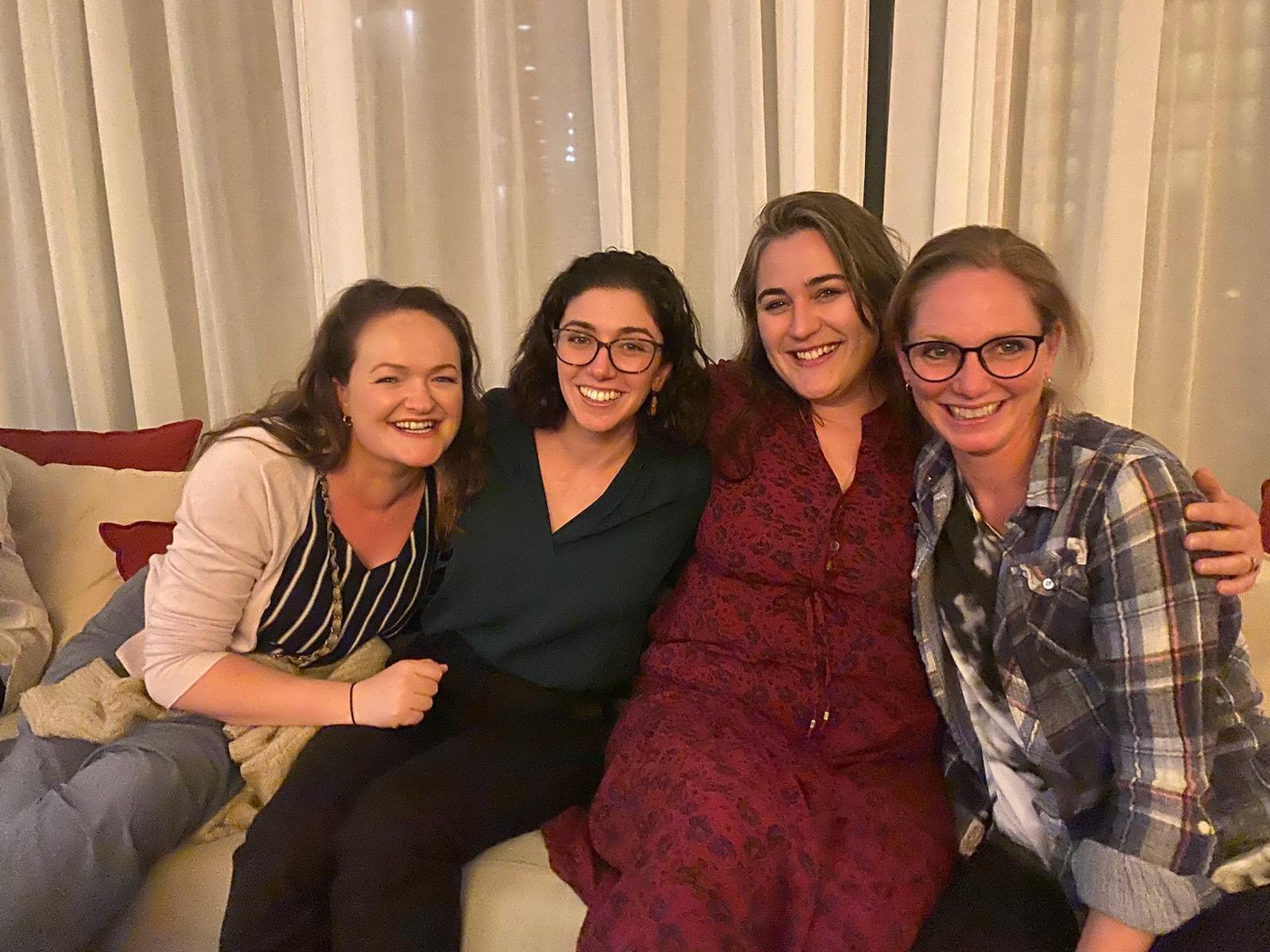 Les chercheurs MH et les rédacteurs de HDBuzz font une pause dans leurs tweets pour une séance photo ! (De gauche à droite : Dr Lauren Byrne, Dr Leora Fox, Dr Rachel Harding, Dr Tamara Maiuri). Crédit photo : Karen Newman.