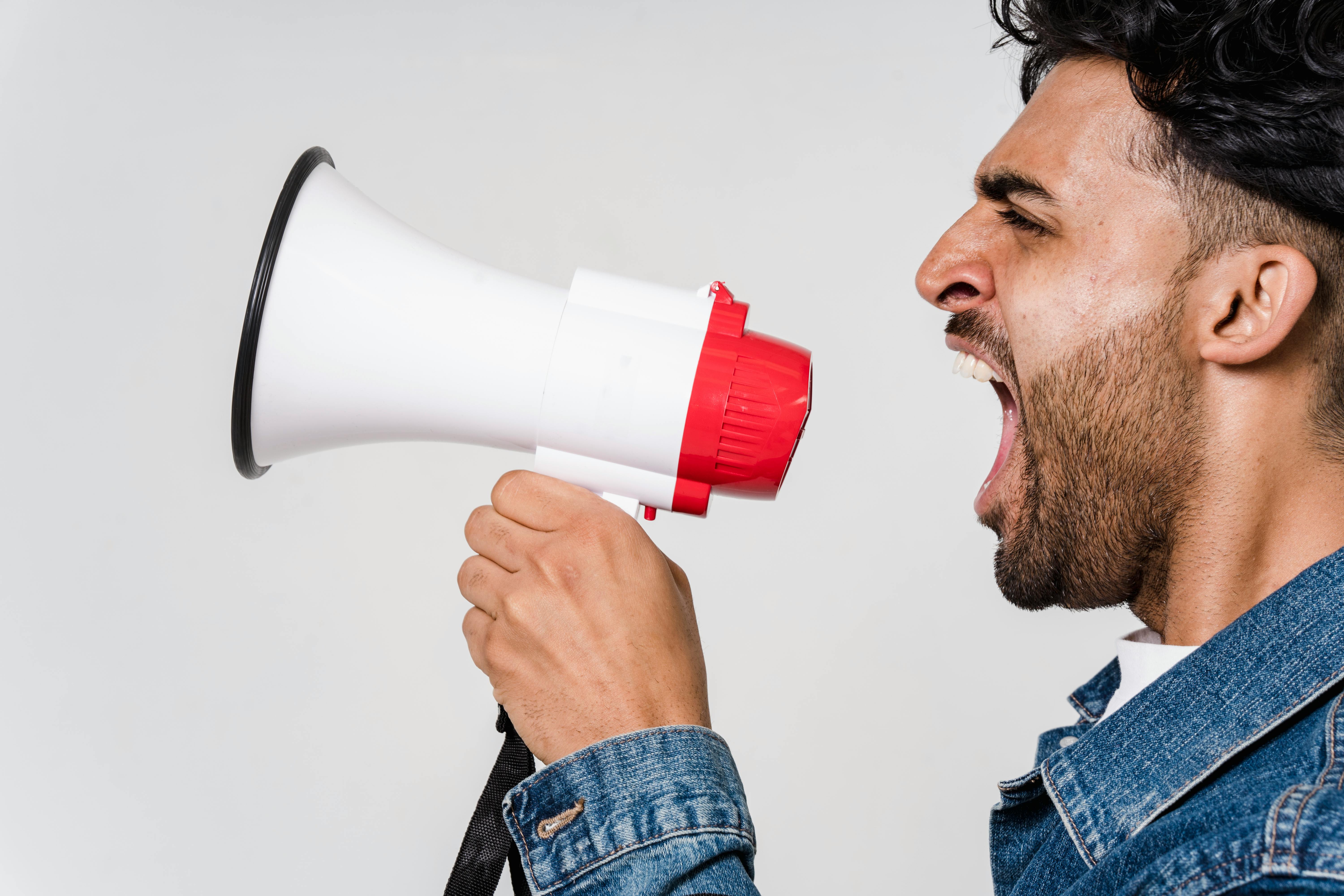 Le Dalzanemdor est comme donner un mégaphone à vos cellules cérébrales. Il agit en augmentant le volume des messages moléculaires transmis par les récepteurs NMDA, qui sont généralement réduits dans le cadre de la MH et provoquent des problèmes de réflexion et de mémoire.