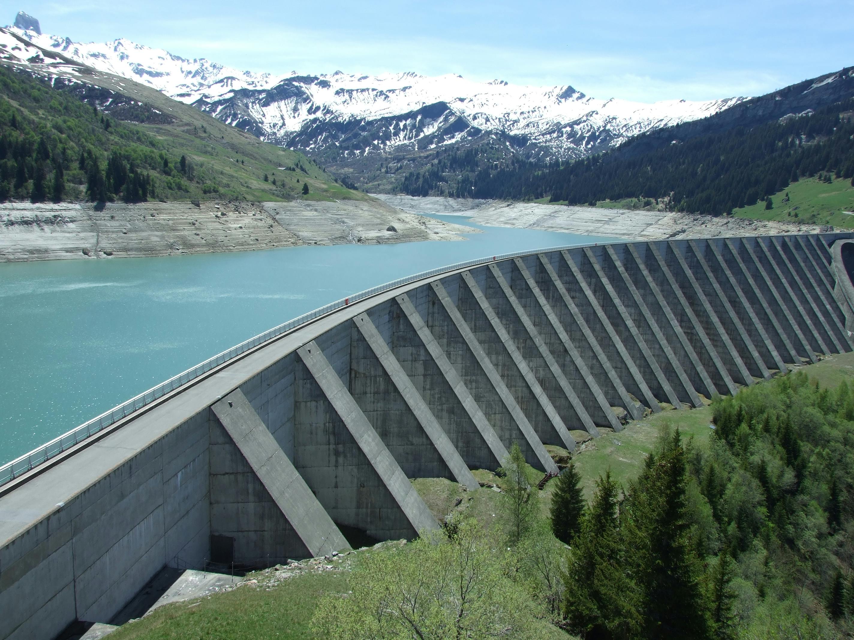 Dans le gène responsable de la maladie de Huntington, certaines lettres génétiques agissent comme un barrage, aidant à réguler et à contrôler le message génétique. De nouvelles recherches suggèrent que, dans de rares cas, lorsque ces barrages génétiques sont perdus, l'apparition et la progression de la maladie peuvent s'accélérer, comme une rivière non endiguée.