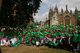 Des centaines de membres des familles de patients touchés par la MH ont participé à un rassemblement à Londres en Juin 2010, afin de manifester les besoins des patients, mais aussi de réviser les chiffres de la prévalence.  