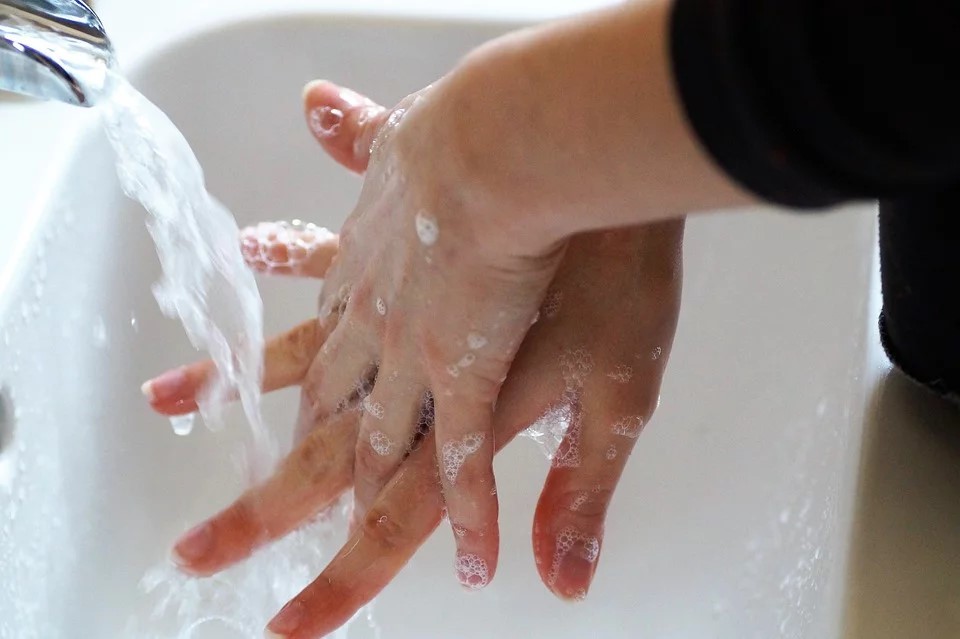 Pour rester en sécurité et en bonne santé ,chacun devrait se laver fréquemment les mains , désinfecter les surfaces et pratiquer la distanciation sociale.  